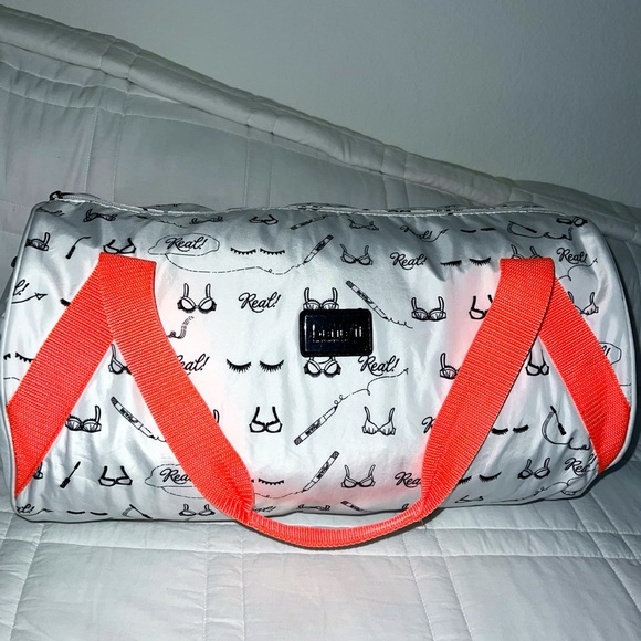 🛟 BENEFIT COSMETICS Weekender/Gym Duffle Bag - Picture 11 of 11